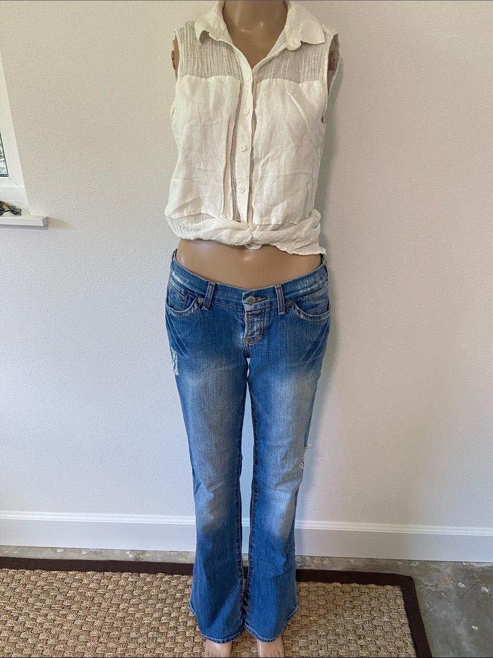 VTG J & Co. Women’s distressed low rise button fly jeans Y2K Sz 29